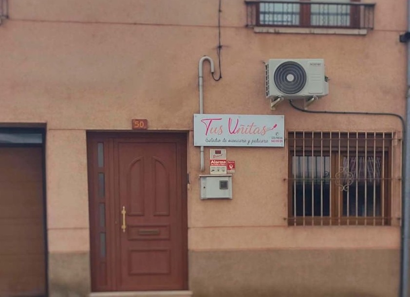 Fachada exterior del estudio Tus Uñitas en La Bañeza